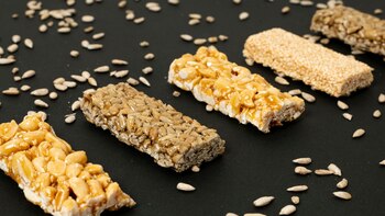 El colágeno en las barras de proteína aporta poco valor para el crecimiento muscular (fuente: Freepik)