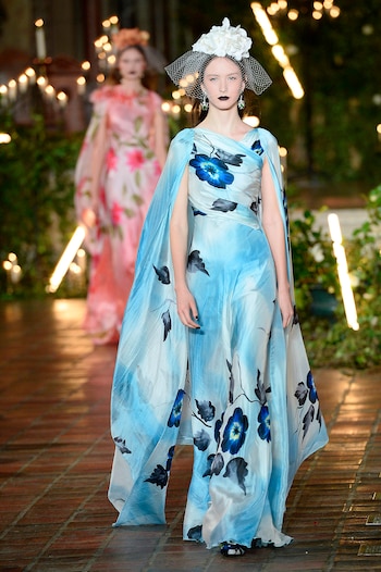 Drapeado y estampado floreado. Aunque la temporada sea invierno, el estampado floreado sigue vigente y los vestidos de alta costura siguen apostando a la colorida y alegre ilustración. Para esta temporada, un vestido con silueta al cuerpo, escote cerrado y capa