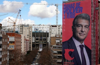 Cartel de Laporta mientras el Bernabéu estaba en obras. (REUTERS/Juan Medina)