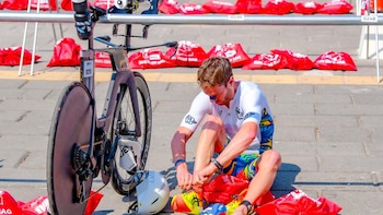 Triatletas completan el recorrido en