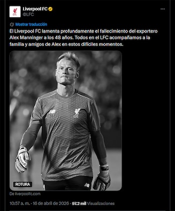 Captura de pantalla del tuit de Liverpool FC anunciando la muerte de Alex Manninger. Incluye una foto en blanco y negro del portero con uniforme