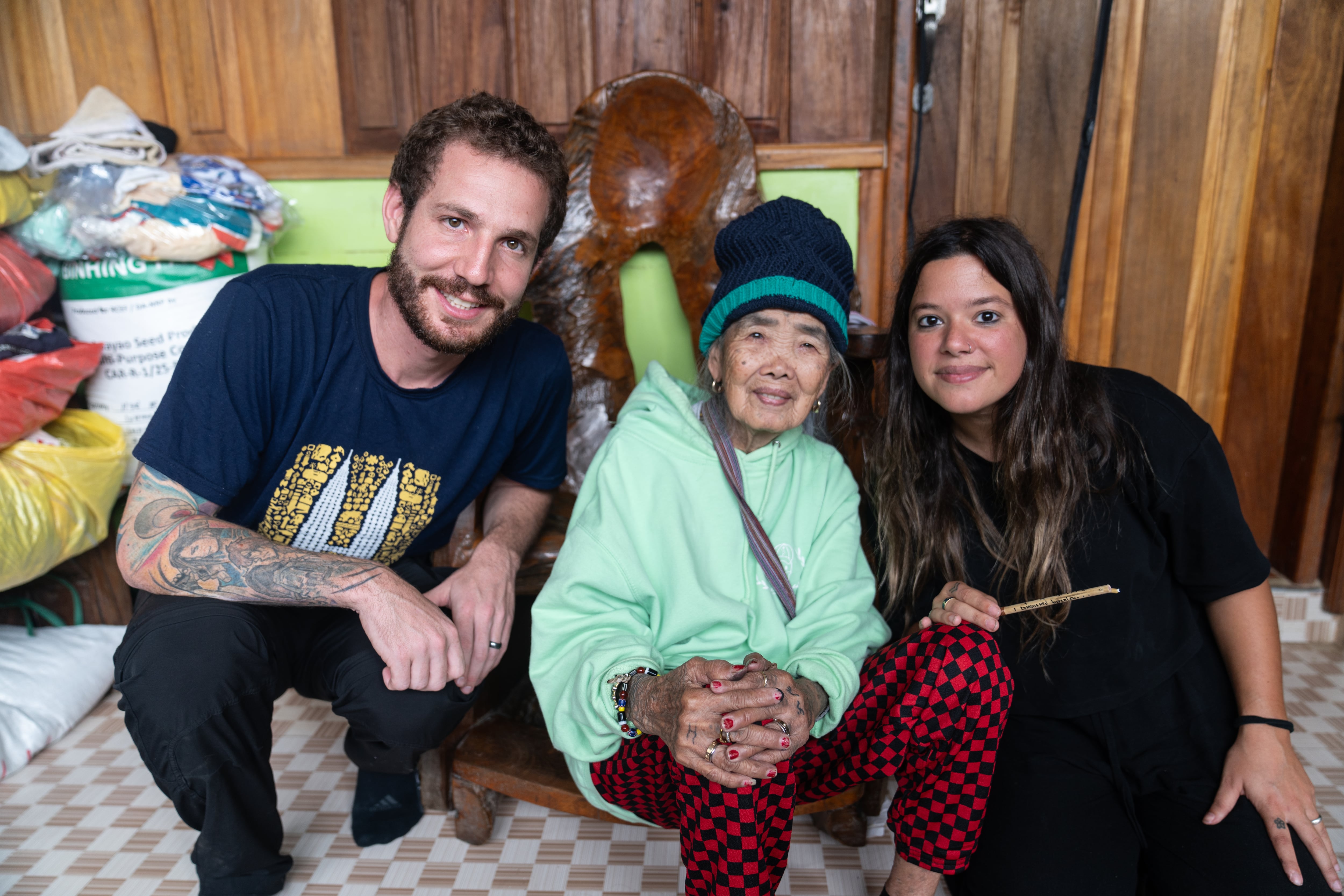En Manila, Sofía y su marido “El Cata”, también visitaron a Whang-Od, la tatuadora tradicional más anciana del mundo