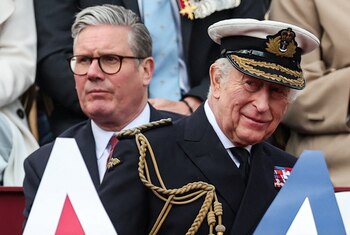 El primer ministro Keir Starmer y el Rey Carlos III (REUTERS/Toby Melville)