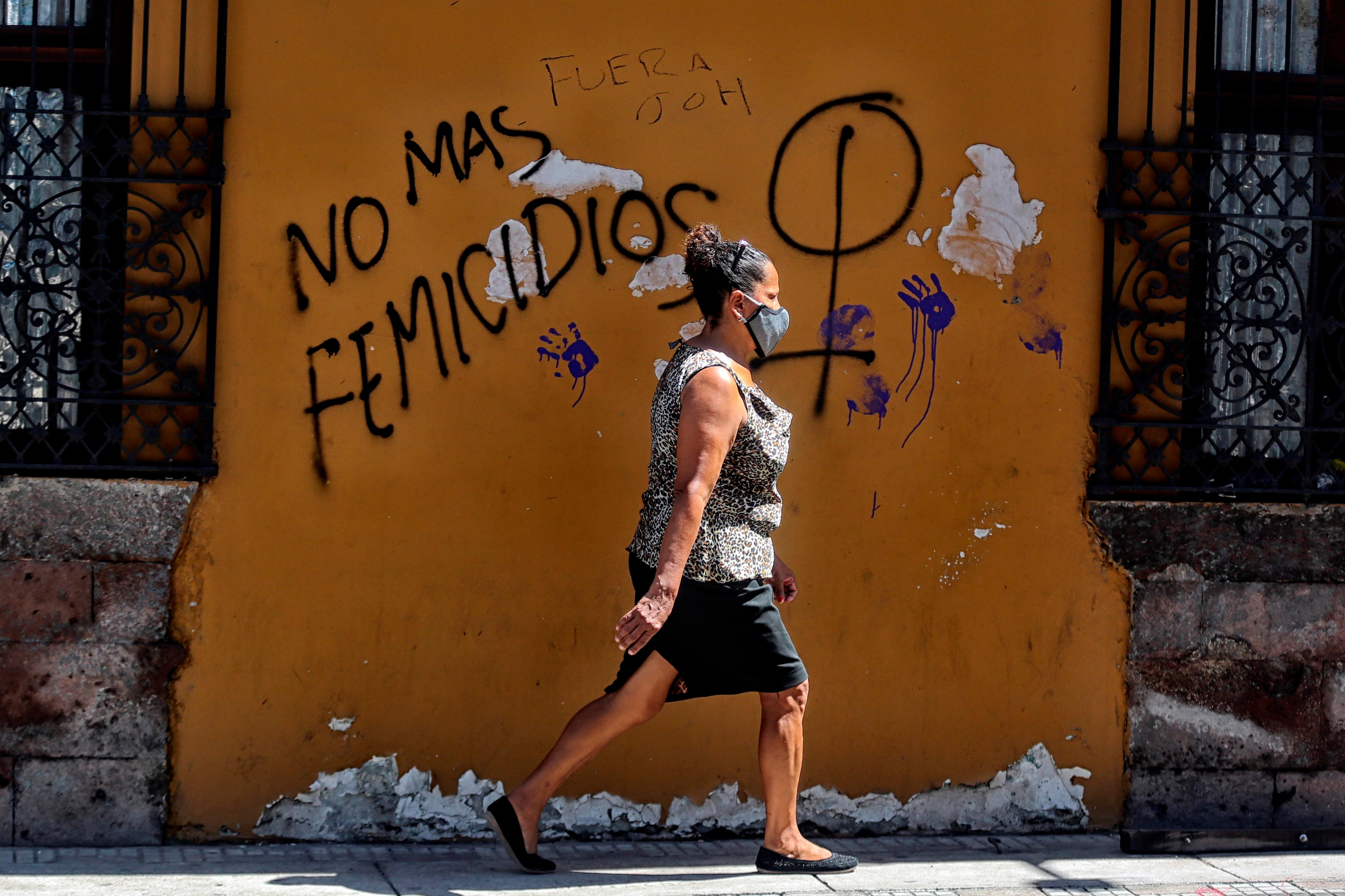 El Sistema Nacional de Emergencia 911 registró más de 6.200 denuncias de violencia doméstica y más de 6.600 denuncias de maltrato familiar en los primeros meses de 2026 en Honduras.. EFE/Gustavo Amador