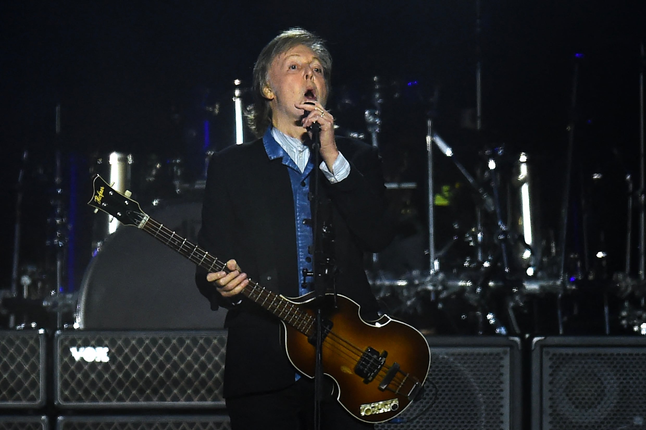 El músico inglés Sir Paul McCartney actúa como parte de su gira «Got Back» en el estadio Centenario de Montevideo, el 1 de octubre de 2024. (Foto de DANTE FERNANDEZ / AFP)