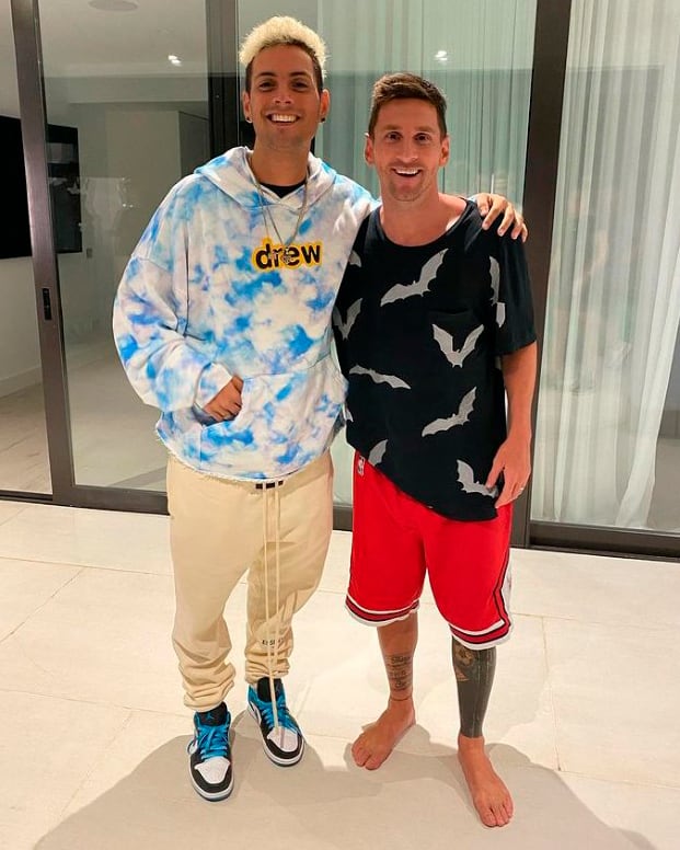 Coscu integró la exclusiva despedida de Messi en Barcelona, destacando su fuerte vínculo con personalidades del deporte y la cultura global