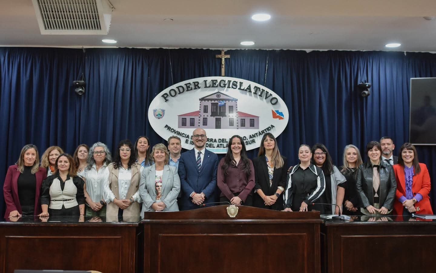 Integrantes de la comisión ad-hoc de la legislatura fueguina junto a los postulantes al cargo de Defensor del Niño