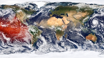 Mapa global del planeta Tierra visto desde el espacio con continentes, océanos, nubes, formaciones ciclónicas y regiones polares con hielo.