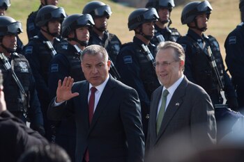 De derecha a izquierda. Genaro