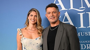 Alejandro Sanz, su felicidad en su primer posado con Stephanie Cayo y sus cuatro hijos