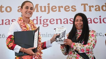 Claudia Sheinbaum reconoce a Mujeres