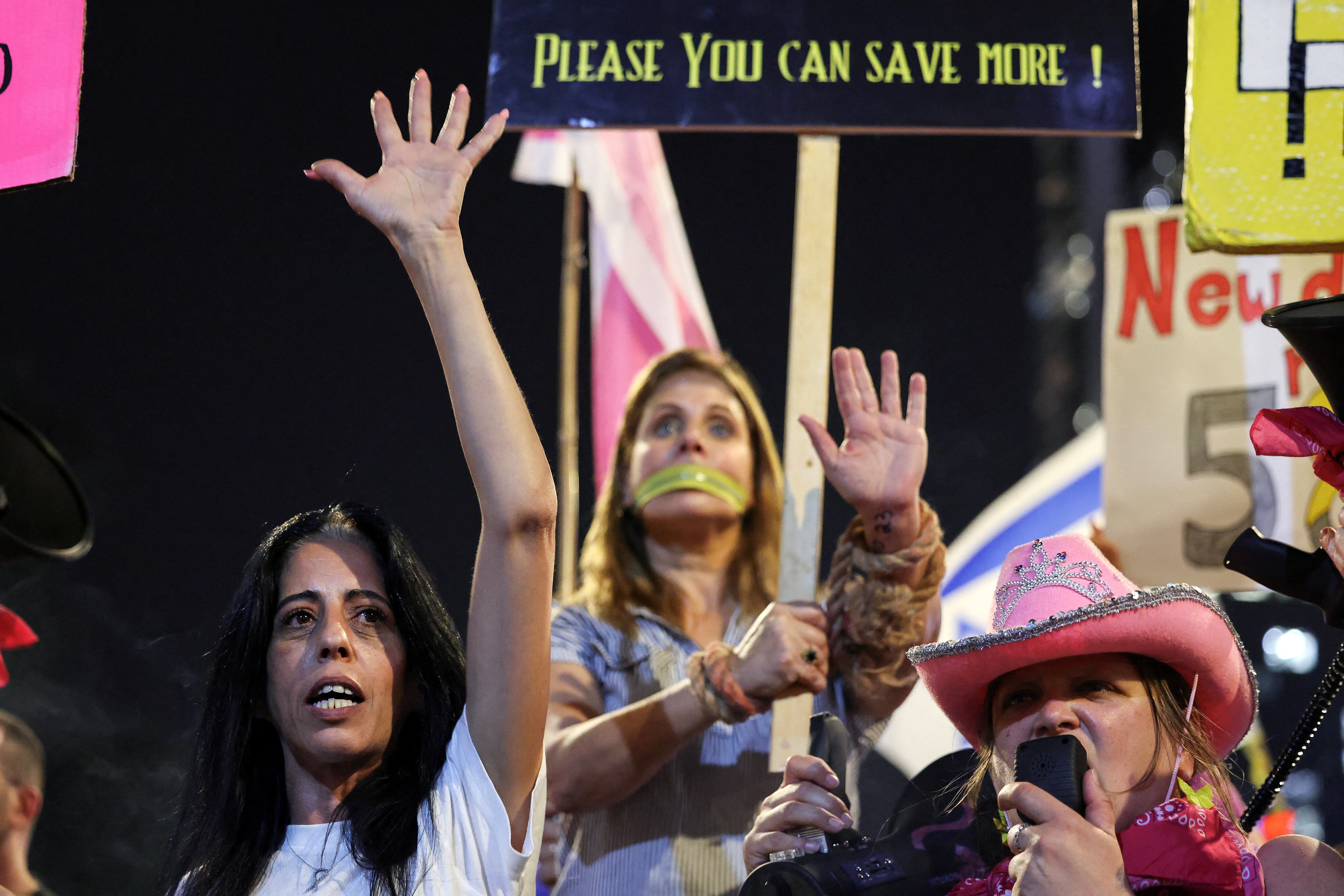 Einav Zangauker, madre del rehén Matan Zangauker, levanta la mano durante una protesta para exigir la liberación de los rehenes israelíes secuestrados durante el mortal ataque del 7 de octubre de 2023 contra Israel por parte de Hamás, en Tel Aviv, Israel, el 17 de mayo de 2025. REUTERS/Nir Elias