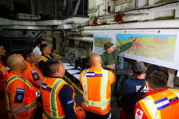 Especialistas en estructuras colapsadas ultiman los detalles tácticos antes de ingresar a la "zona de desastre" declarada en el norte de Venezuela (Cortesía Secretaría de Prensa).