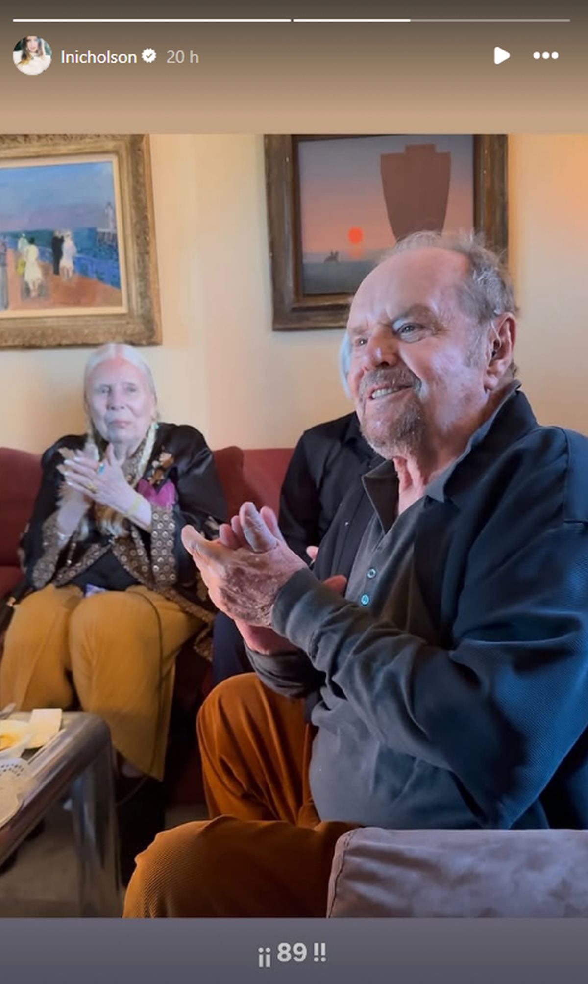 La nueva foto muestra a Nicholson sonriente y aplaudiendo en medio de una íntima celebración familiar (Instagram/@lnicholson)