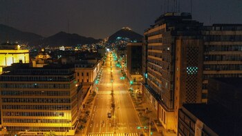 Vista nocturna de la avenida