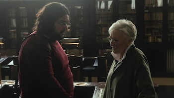 Brays Efe y Glenn Close en una imagen de 'La bola negra'