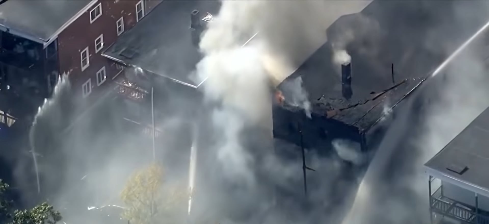 El cuerpo de bomberos rescató a seis personas de un edificio residencial tras un incendio de tres alarmas en Allston (WCVB Channel 5 Boston)
