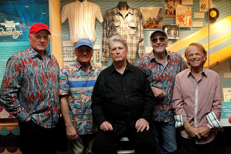 Los Beach Boys, de izq. a der.: Mike Love, Bruce Johnston, Brian Wilson, David Marks y Al Jardine posan durante la inauguración de una exposición especial en el Museo Grammy de Los Ángeles, California, Estados Unidos. 18 de septiembre de 2012 (Foto: archivo REUTERS/Mario Anzuoni)