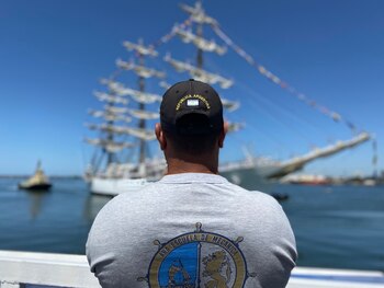 Ricardo Luis Rivas observa la