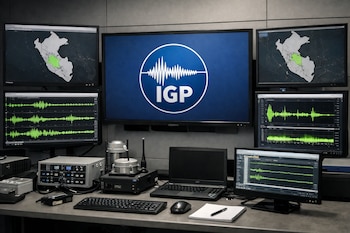 Seis pantallas: una con logo IGP, dos con mapas de Perú y tres con gráficos sísmicos. En la mesa hay una laptop, teclado, ratón, libreta y equipos.