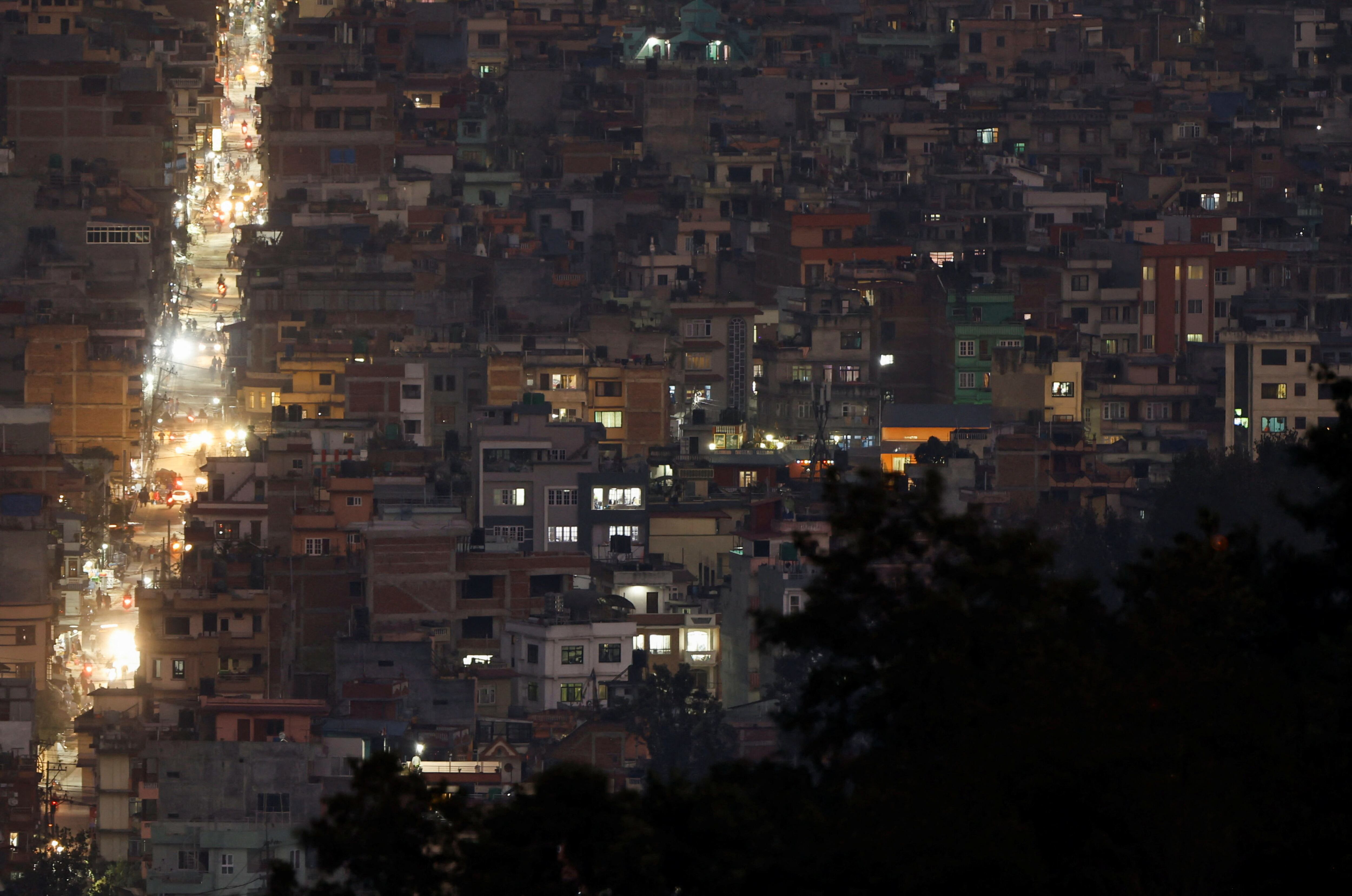 La luz ilumina una calle entre un conjunto de edificios residenciales en Katmandú, Nepal. REUTERS/Navesh Chitrakar