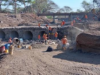 FOVIAL ejecuta la ampliación de tres puentes en la carretera Panamericana, San Miguel-La Unión, con un avance del 45 %. (Foto: FOVIAL)