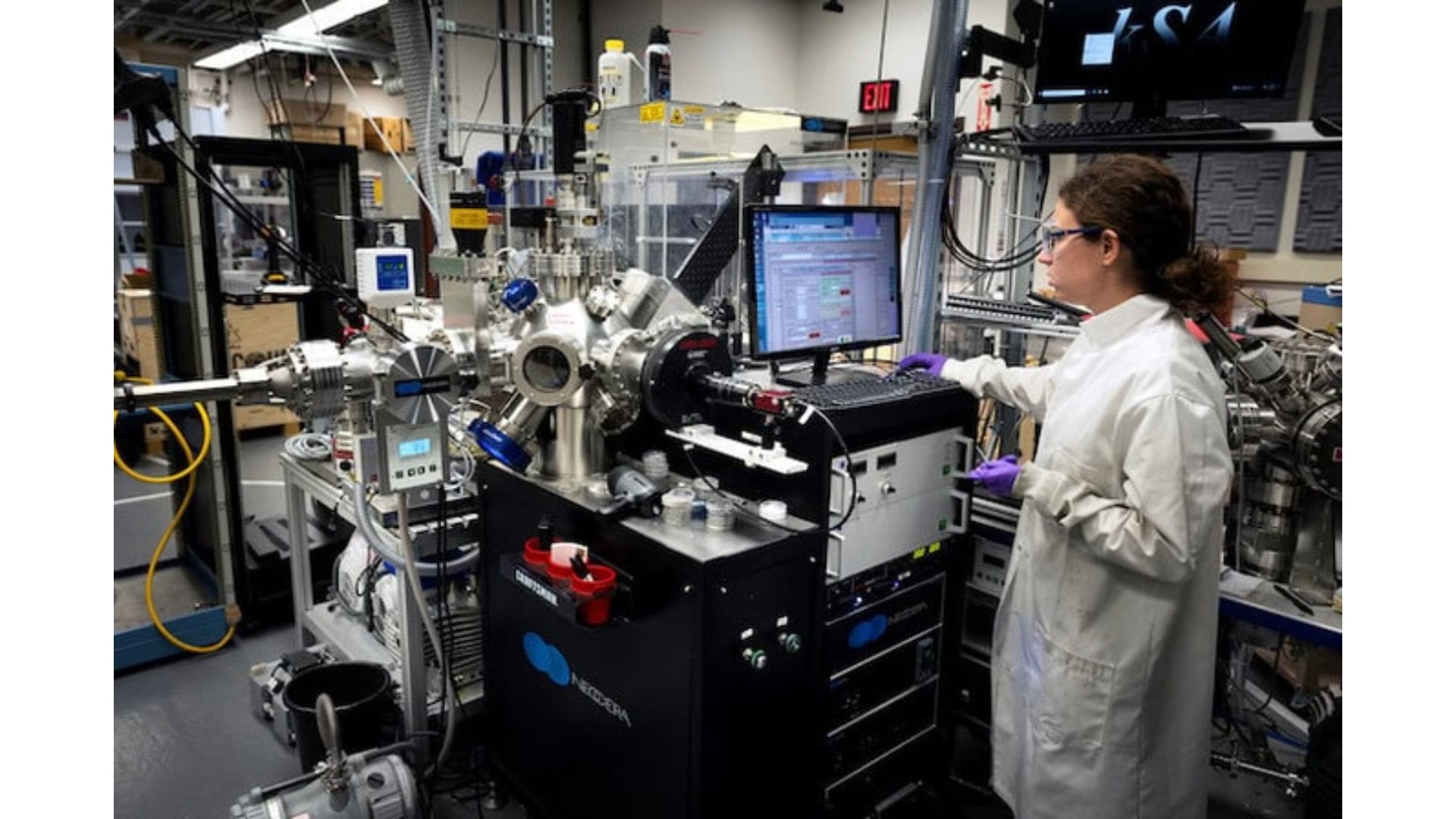 El dispositivo podría multiplicar entre 100 y 1.000 veces la velocidad de procesamiento de las computadoras actuales. (University of Michigan Engineering)
