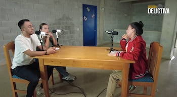 La mujer ahora está en