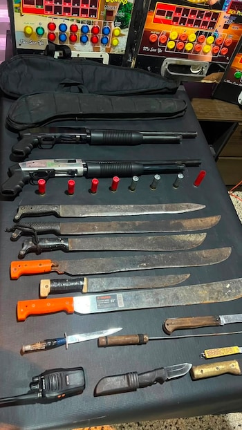 La Policía Nacional realizó un operativo en La Vega e incautó armas de fuego, máquinas tragamonedas y armas blancas./ (Redes Diego Pesqueira)