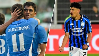 Dos futbolistas: uno de espalda con camiseta celeste "Garnerone 11" siendo abrazado; otro de frente con camiseta a rayas azul y negra con logos