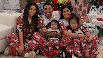 El cantante posa junto a