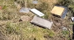 Imágenes de la televisión chilena muestran actos de vandalismo contra homenajes argentinos en el cementerio de las Malvinas