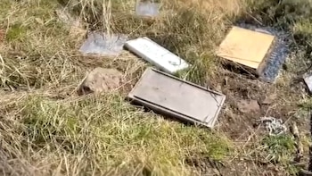 Imágenes de la televisión chilena muestran actos de vandalismo contra homenajes argentinos en el cementerio de las Malvinas