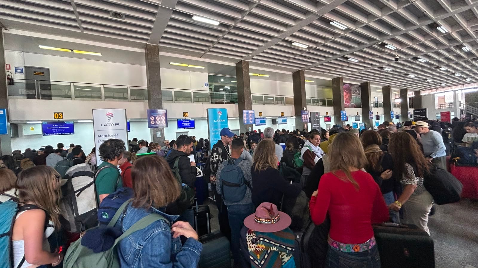 Numerosos pasajeros esperan información en el Aeropuerto Internacional Alejandro Velasco Astete de Cusco el 14 de agosto, afectados por los retrasos en los vuelos debido al mantenimiento de la pista. (Foto: Infobae Perú)