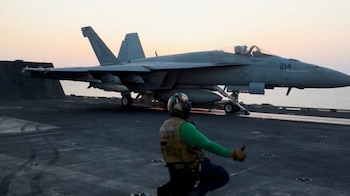 Un avión de combate despega para una operación contra los rebeldes hutíes de Yemen desde un lugar no revelado, en una imagen difundida por el Comando Central de Estados Unidos (CENTCOM)