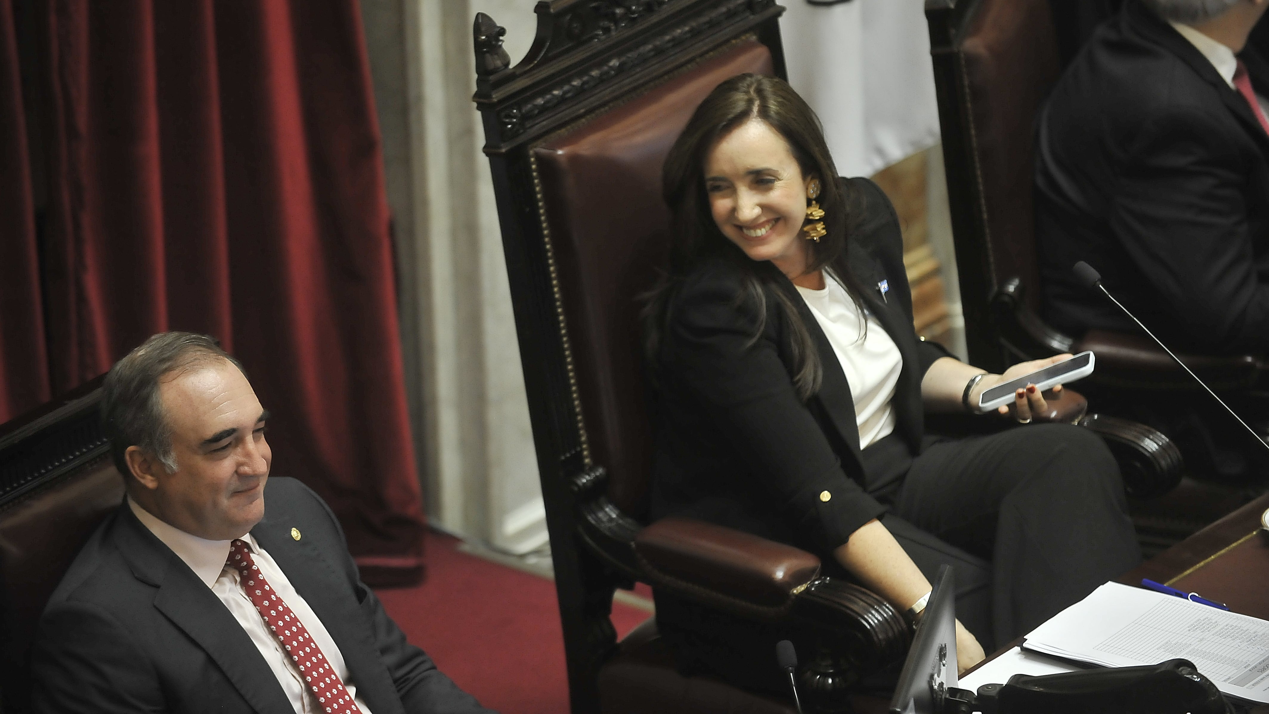 La vicepresidenta y titular de la Cámara alta, Victoria Villarruel, junto al secretario parlamentario -clave para el oficialismo- del Cuerpo, Agustín Giustinian