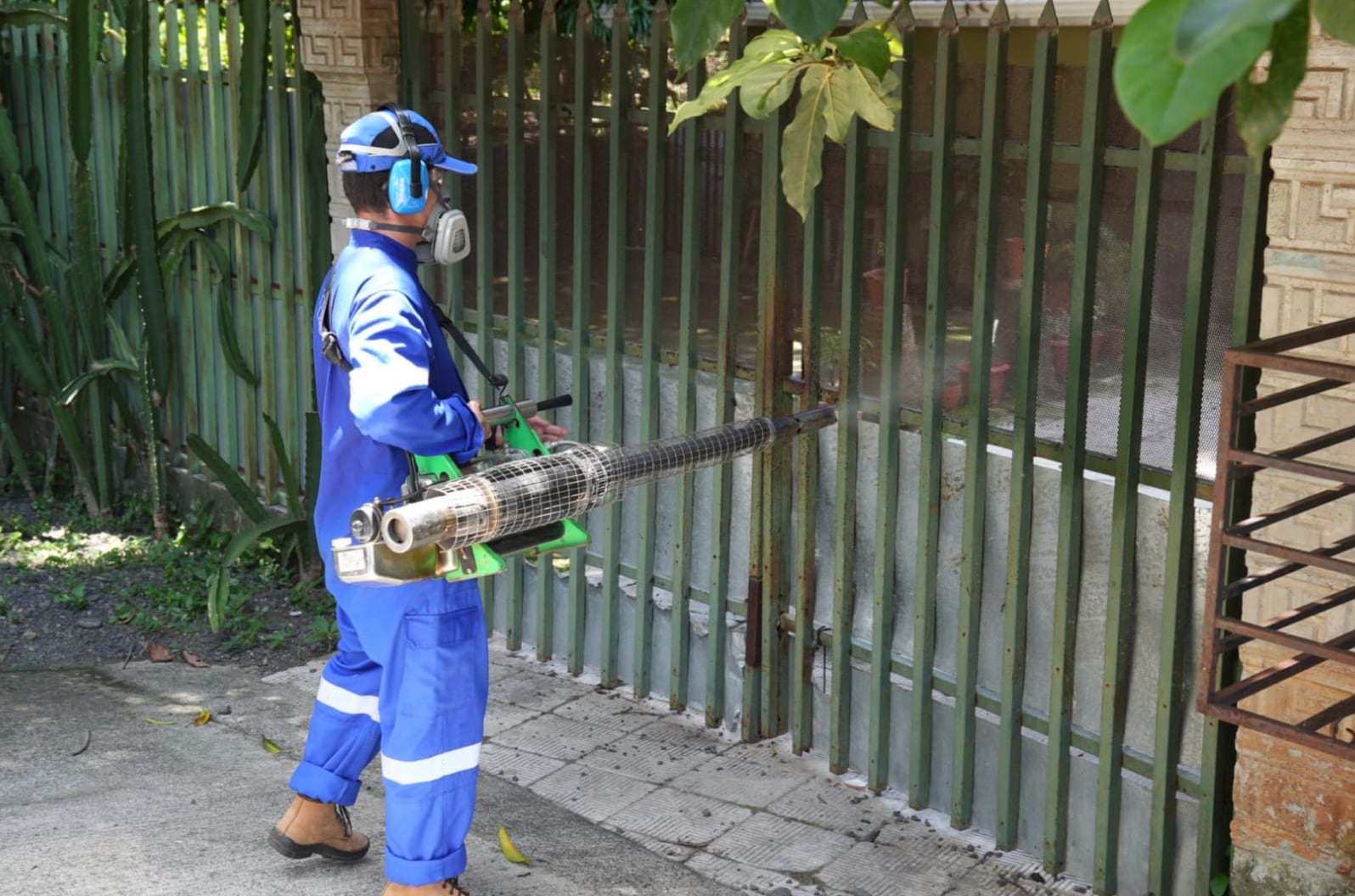 Autoridades de salud insisten en revisar llantas, floreros y plásticos para evitar que el agua estancada se convierta en un foco de contagio de dengue (Cortesía: Ministerio de Salud).