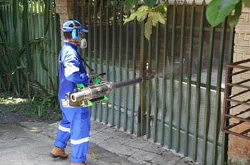 Funcionarios del Ministerio de Salud realizan fumigaciones en Orotina como parte del operativo para contener el brote de dengue que afecta al cantón. Crédito: Ministerio de Salud