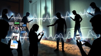 Collage digital: pantallas de móviles muestran videos de peleas y mensajes de amenaza. Siluetas de adolescentes sostienen teléfonos, unidas por ondas de luz.
