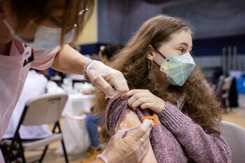 La cantidad de dosis de vacunas y el tipo de inoculante también sería un factor relacionado con la posibilidad o no de contagiarse/REUTERS/Hannah Beier