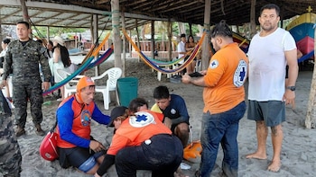 Las autoridades confirmaron que una acción rápida y conjunta facilitó la recuperación de quienes sufrieron lesiones durante un percance acuático, mientras varias unidades brindaron auxilio y maniobras de reanimación (Foto cortesía Protección Civil)