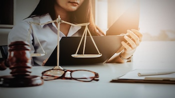 “A los 50 años empecé a estudiar Derecho, a los 57 conseguí trabajo y a los 67 me jubilé”: la historia de la mujer que dice que nunca es tarde para empezar una carrera