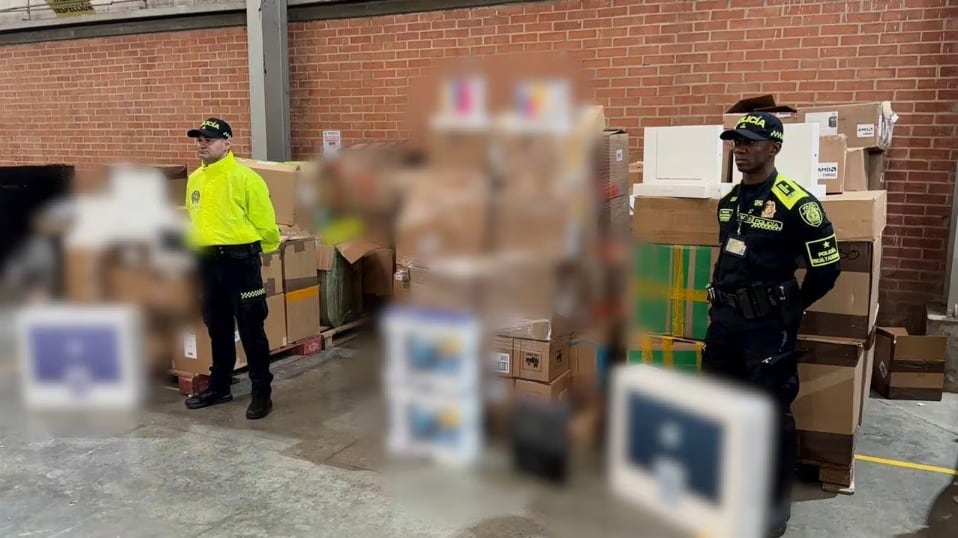 La Policía Fiscal y Aduanera incautó en Cali 3.659 dispositivos tecnológicos de contrabando, valorados en más de 5.910 millones de pesos - crédito Polfa