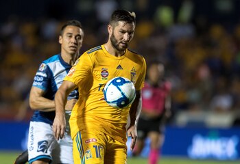 Gignac de Tigres controla el balón en el ríspido encuentro ante Puebla (Foto: EFE/Miguel Sierra)