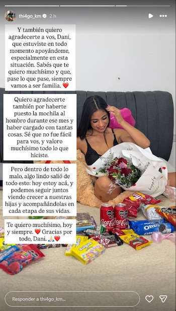 Captura de pantalla de una historia de Instagram con cuadros de texto y una mujer sentada en una cama rodeada de ramos de flores y golosinas