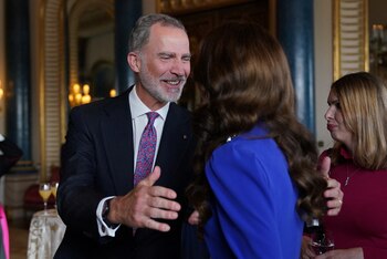 El Rey Felipe VI de España saluda a la Princesa de Gales, Catalina de Inglaterra, durante una recepción para invitados extranjeros que asisten a la coronación del Rey Carlos de Inglaterra en el Palacio de Buckingham en Londres (Jacob King/Pool via REUTERS)