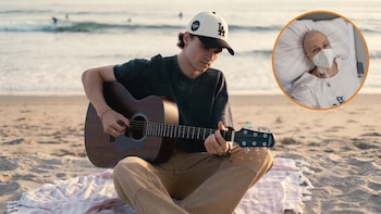“Ojalá haya inspirado a mucha gente”: un músico ocultó su leucemia durante meses y se volvió viral cantando desde su cama de hospital