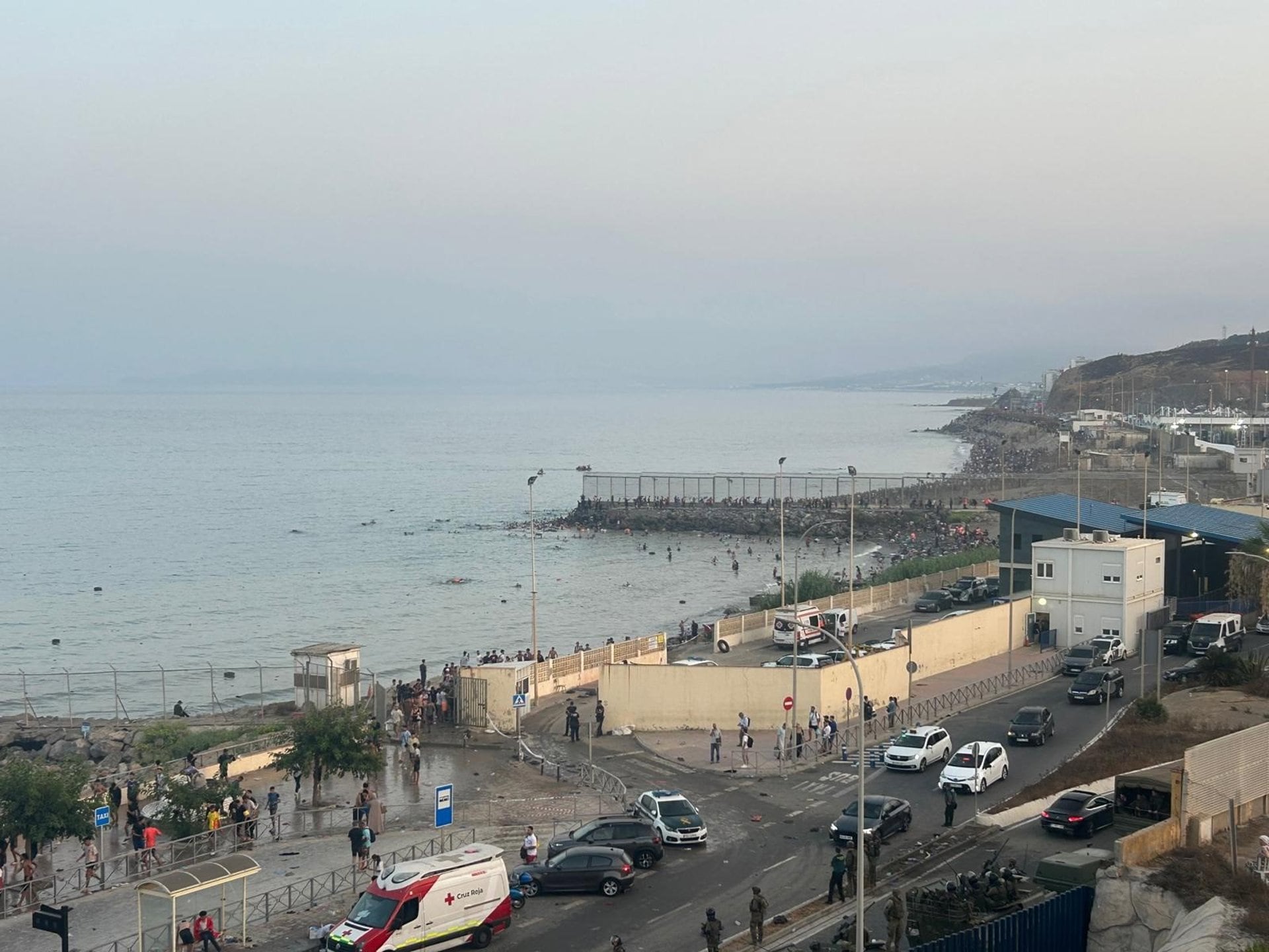El flujo de personas entrando sin control en Ceuta desde Marruecos continuaba al caer la noche