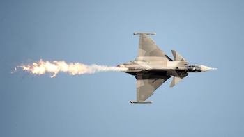 Zelenski destaca el "refuerzo histórico" que supone la adquisición de 16 cazas Gripen suecos