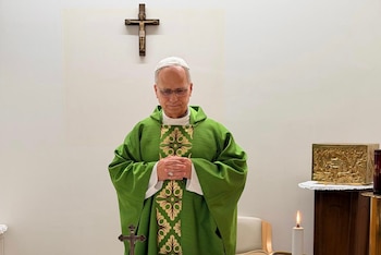 En esta imagen, distribuida por Vatican Media el 16 de octubre de 2026, el papa León XIV celebra misa en el policlínico Agostino Gemelli de Roma, donde se recupera tras la extracción de un tumor en su pulmón derecho. (Vatican Media vía AP)